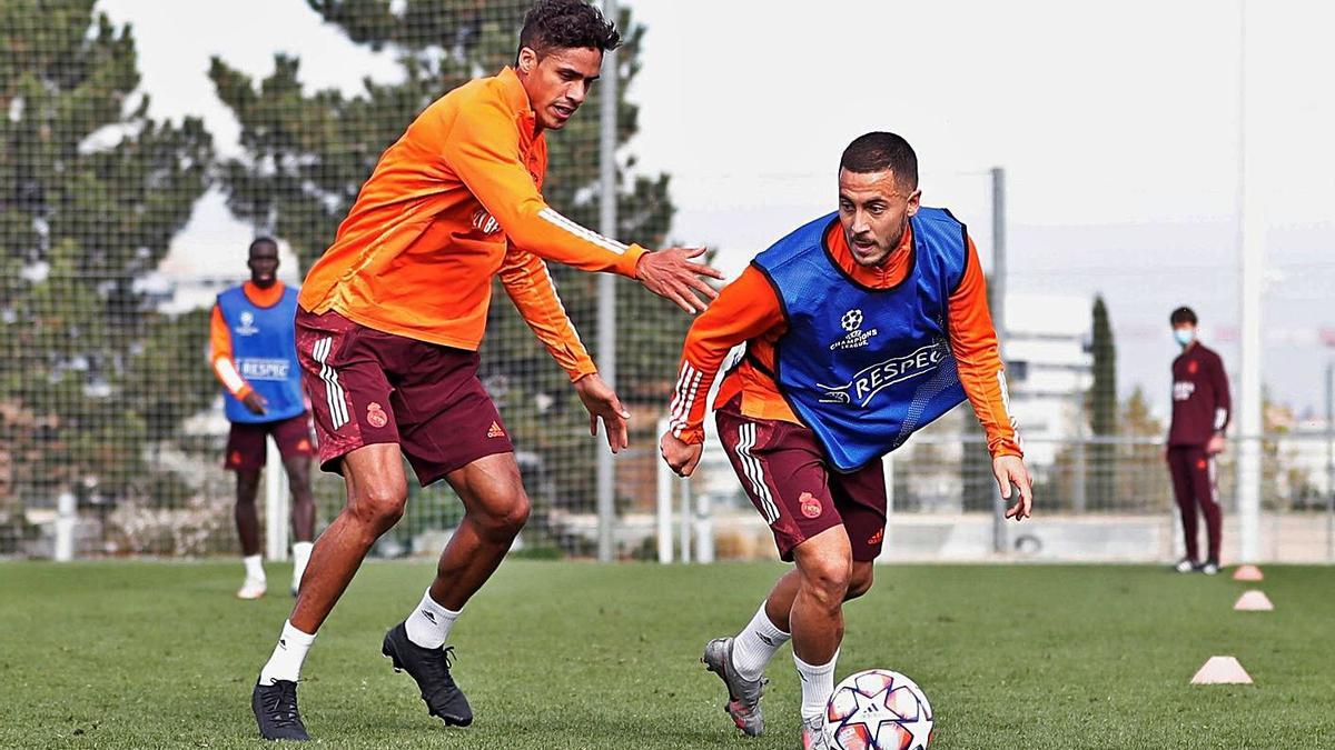 Hazard trata de zafarse de Varane en el último entrenamiento del Real Madrid previo al duelo de hoy. | Efe