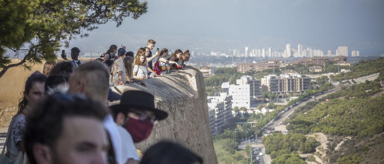 Visitantes observan las vistas desde el castillo de Santa Bárbara, en una imagen de archivo.  | PILAR CORTÉS