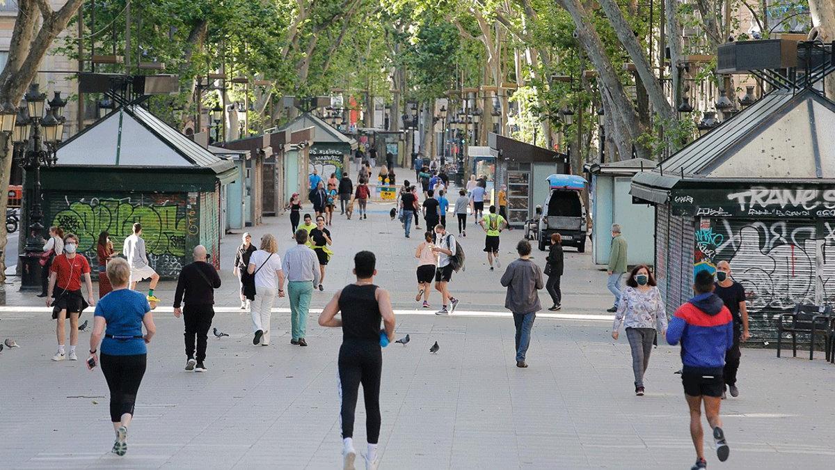 Paseantes y deportistas toman la Rambla de Barcelona, este sábado, 2 de mayo, primer día de permiso durante el estado de alarma