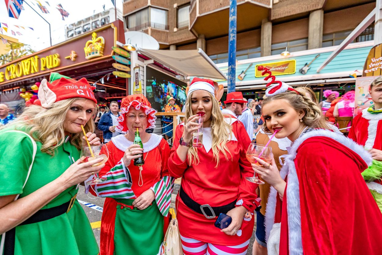 Los británicos desafían a la lluvia y celebran su "Fancy Dress Party" en Benidorm