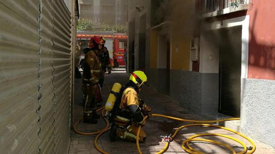 Una lavadora origina un incendio en una vivienda de cuatro plantas en la Vila