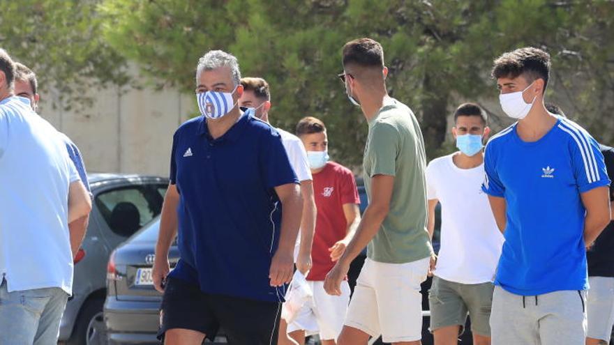 Jugadores del Lorca Deportiva llegando al estadio Artés Carrasco el miércoles para hacerse las pruebas
