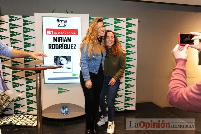 Miriam Rodríguez firma discos en El Corte Inglés