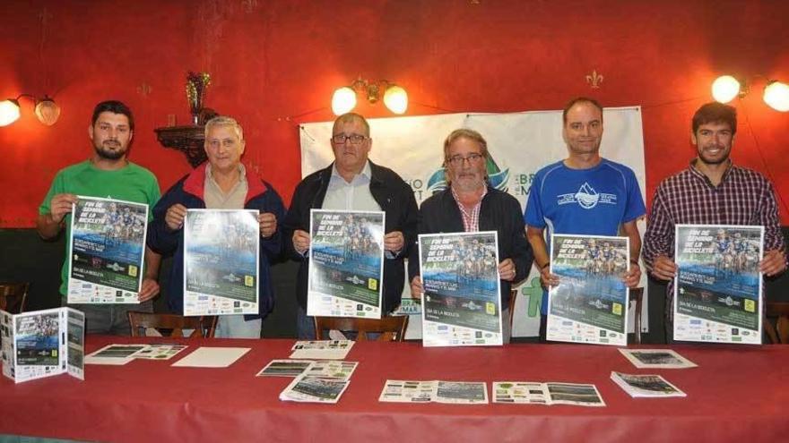 Por la izquierda, el portavoz de la asociación &quot;La Fuente&quot;, Ismael González; el portavoz de la Federación de Ciclismo del Principado de Asturias, Julio Suárez; el alcalde de Valdés, Simón Guardado; el también miembro de la federación cislista José Antonio Díaz, el portavoz del club &quot;Las Brañas y el Mar&quot;, Gonzalo Zarauza, y el concejal de Deportes, Carlos Martín.