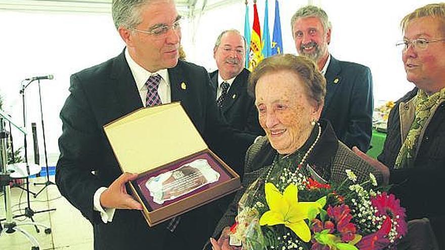 José Antonio Noval entrega una placa a Carmen García.