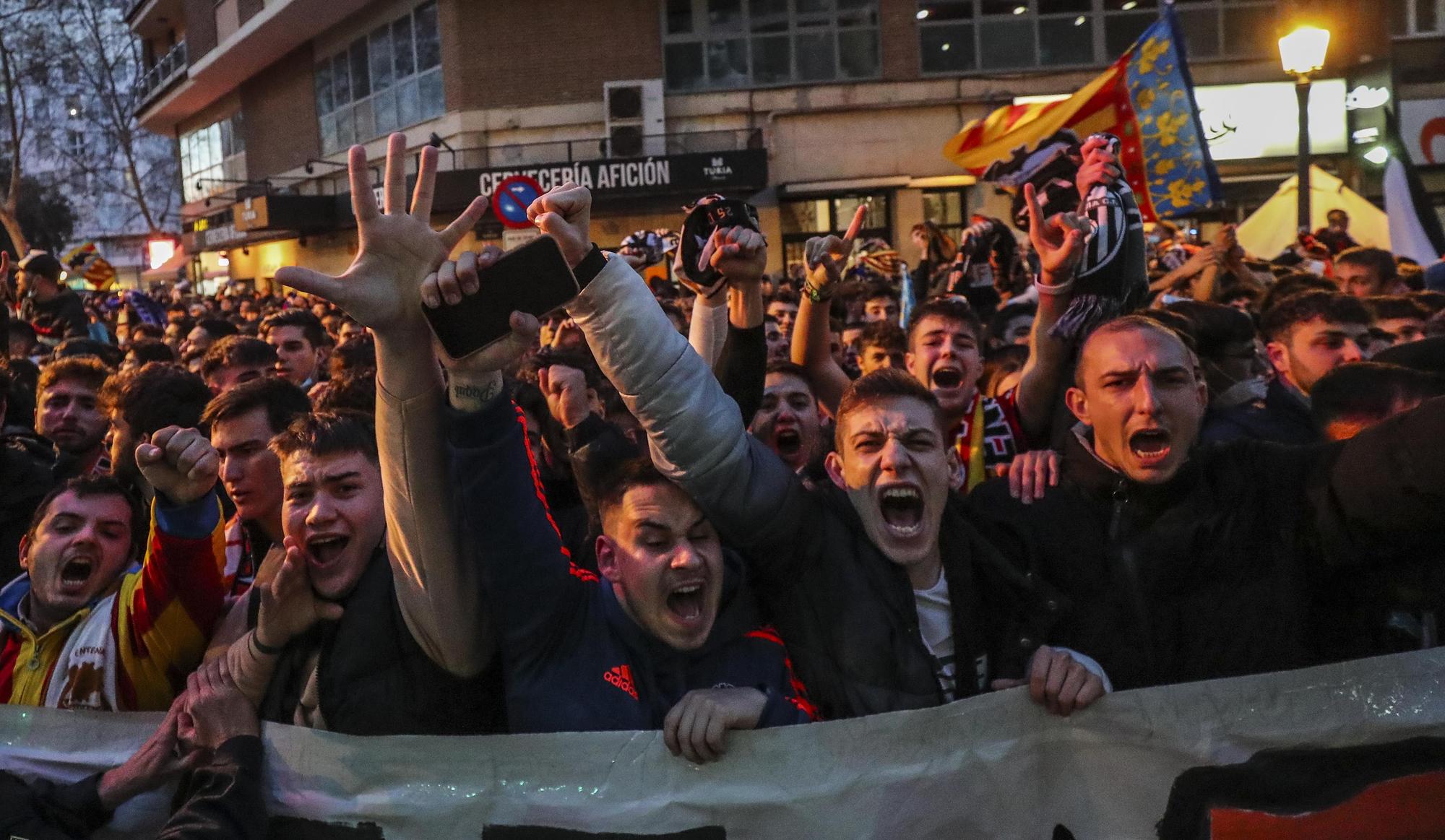 ¡Mestalla marcó el 1-0! Así fue el brutal recibimiento al Valencia CF en la Avenida Suecia