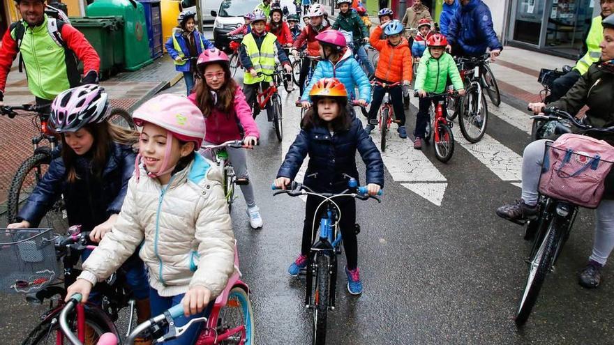 Alumnos del colegio Quirinal, durante una salida en bicicleta.