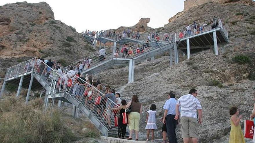 Imagen de la escalinata de acceso al Castillo en el día de su inauguración.