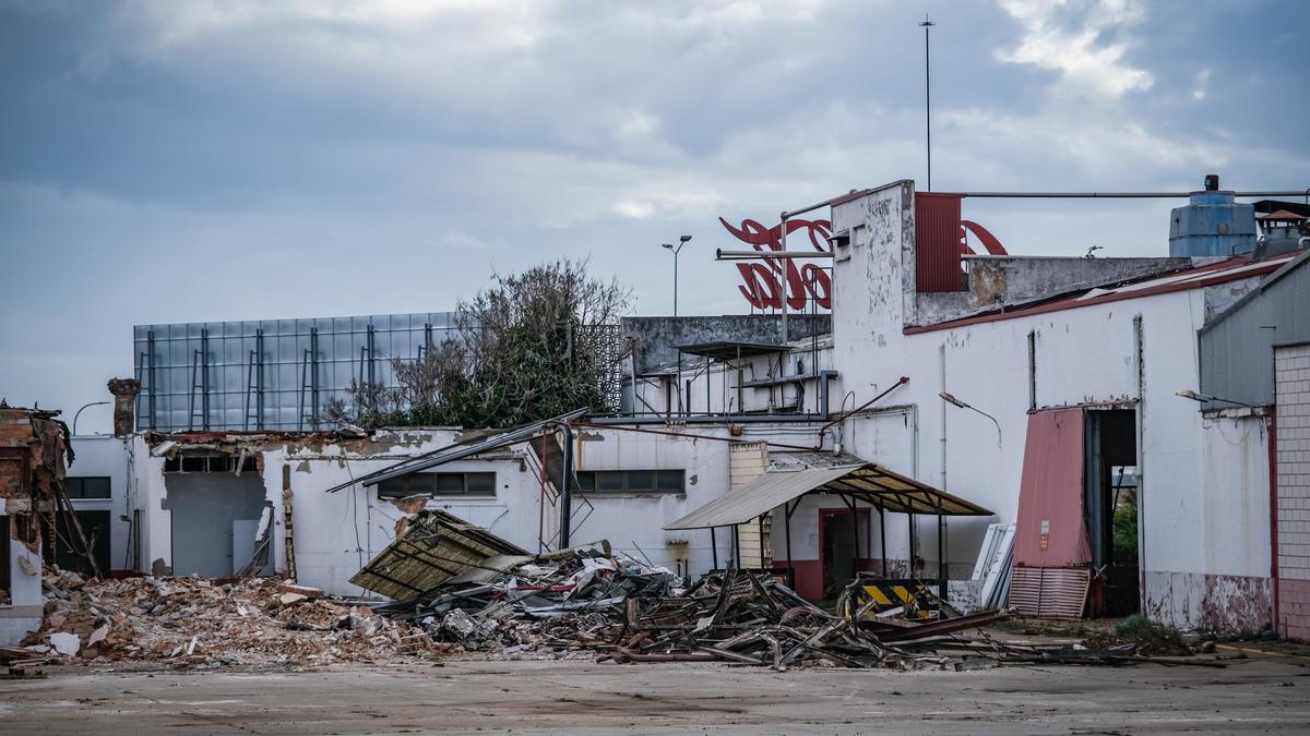 Parte de las instalaciones de la antigua planta embotelladora de Coca-Cola ya derribadas por las máquinas, en la avenida de Elvas de Badajoz.