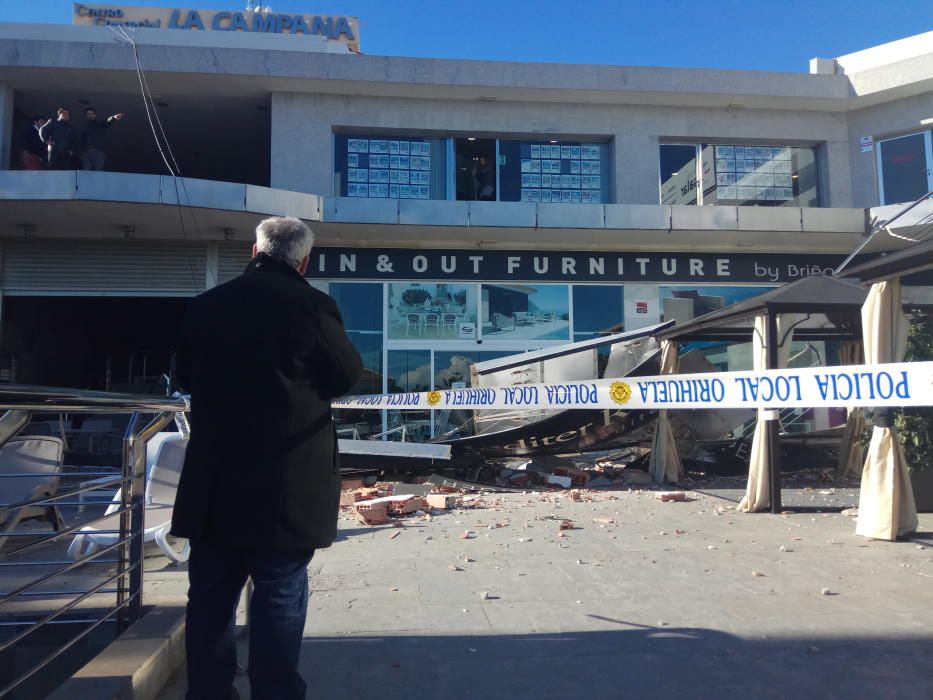 El viento derriba un cartel de grandes dimensiones sobre la terraza de un centro comercial en Orihuela Costa sin causar víctimas