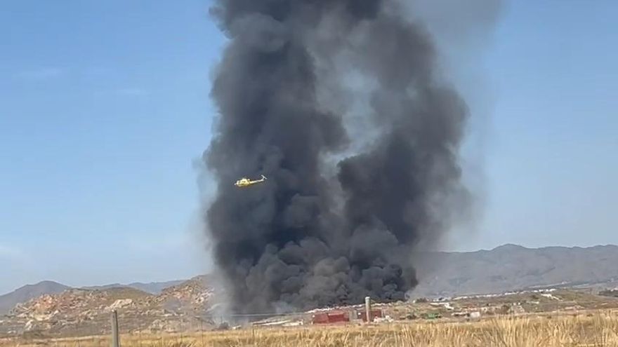Arde un vertedero junto al puerto de Mazarrón.