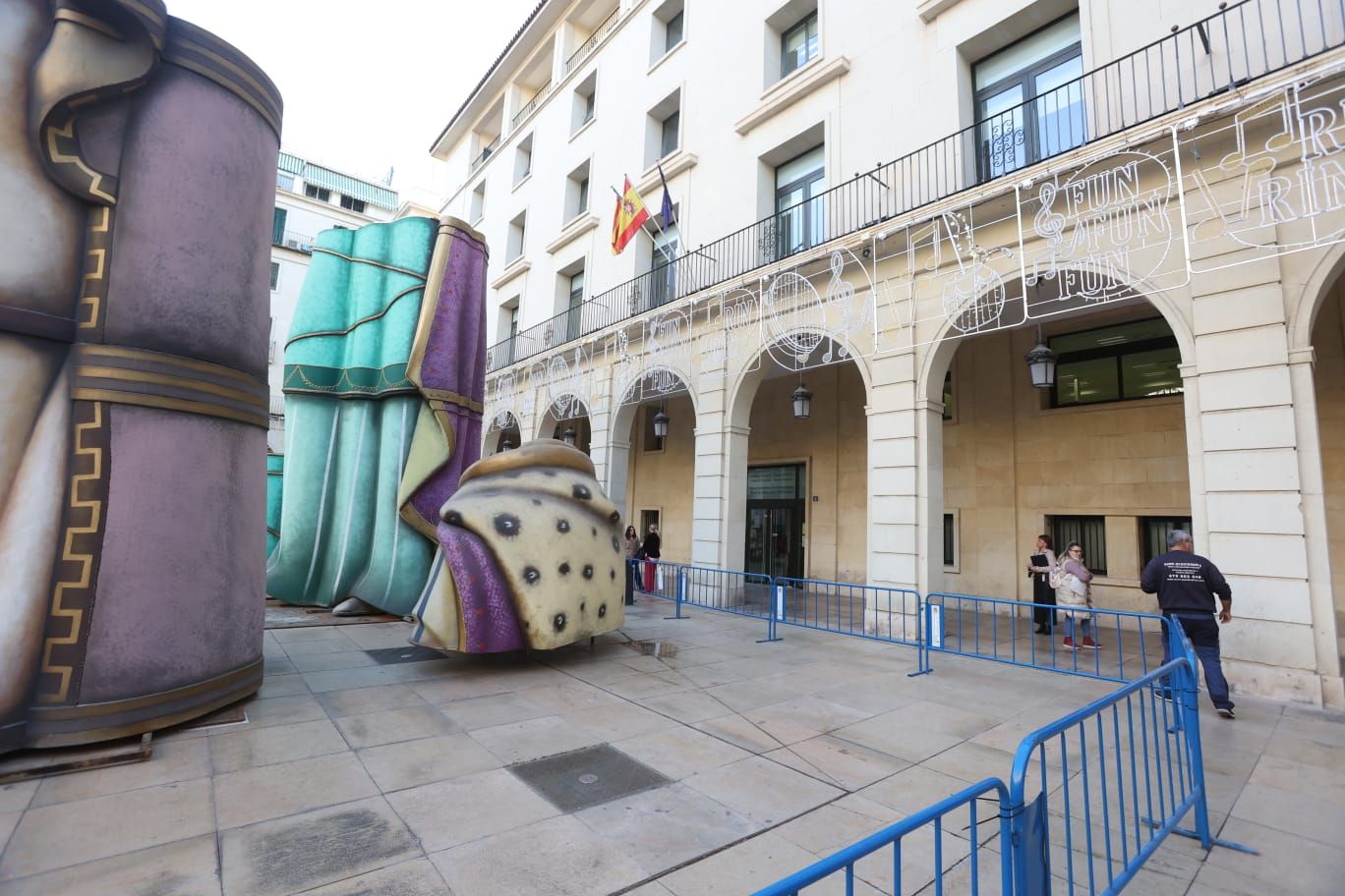 El Belén Gigante de Alicante ya se está montando en la Plaza del Ayuntamiento