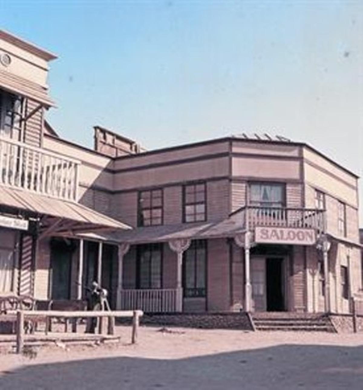 Decorats d’Esplugues City, que reproduïen un poblat de l’Oest, com els que es construïen a Arizona per rodar ’westerns’. Decorats d’Esplugues City, que reproduïen un poblat de l’Oest, com els que es construïen a Arizona per rodar ’westerns’.