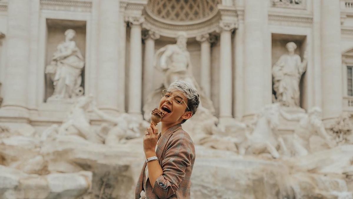 Laura Escanes en la Fontana di Trevi en Roma