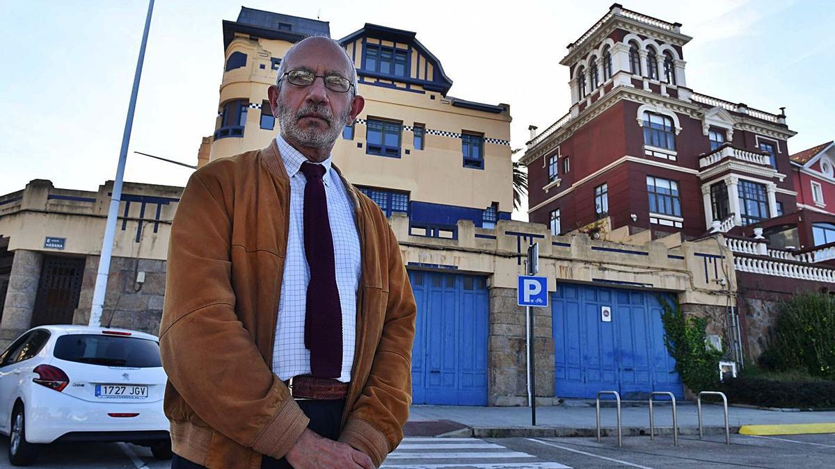 José Ramón Alonso, con Villa Molina a su espalda, una obra destacadas de la Ciudad Jardín.