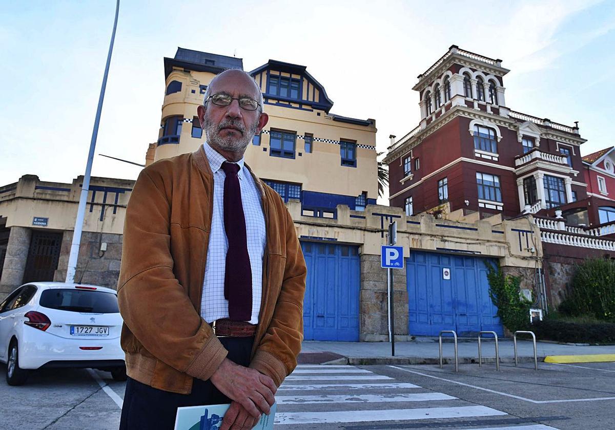 José Ramón Alonso, con Villa Molina a su espalda, una obra destacadas de la Ciudad Jardín.