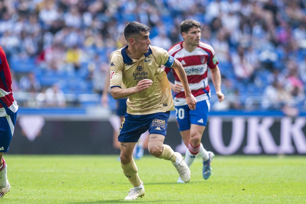 Diego Villares durante el Dépor-Granada con una camiseta especial