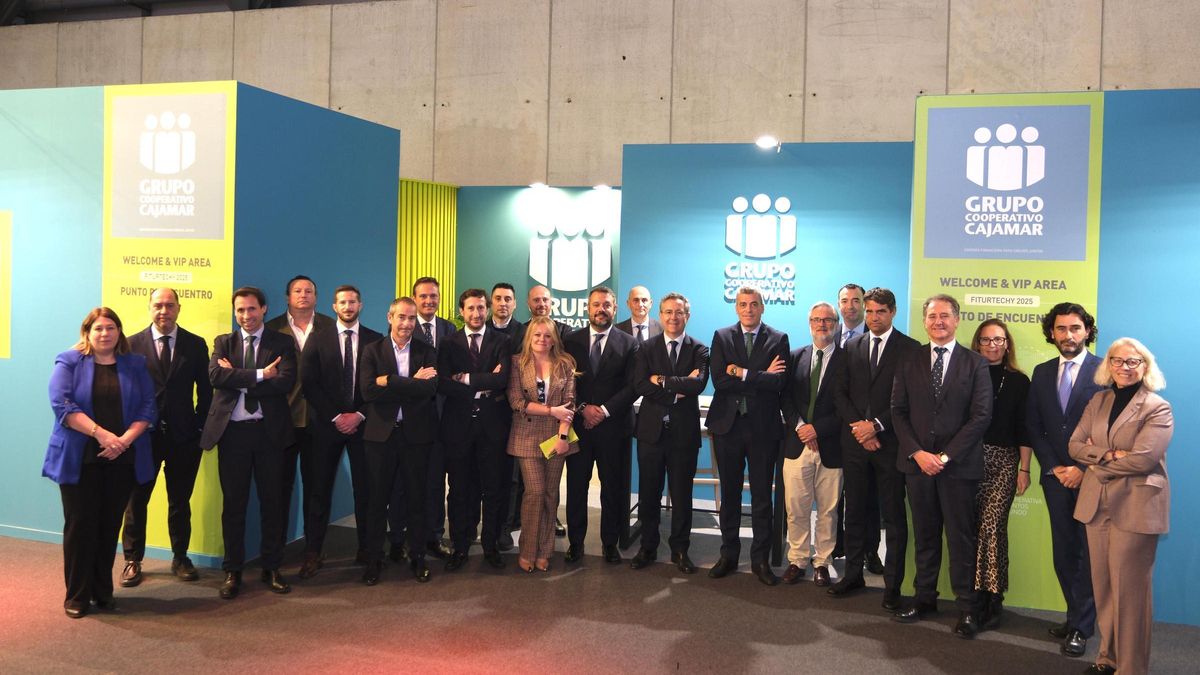 Directivos y representantes de Cajamar en Fitur.