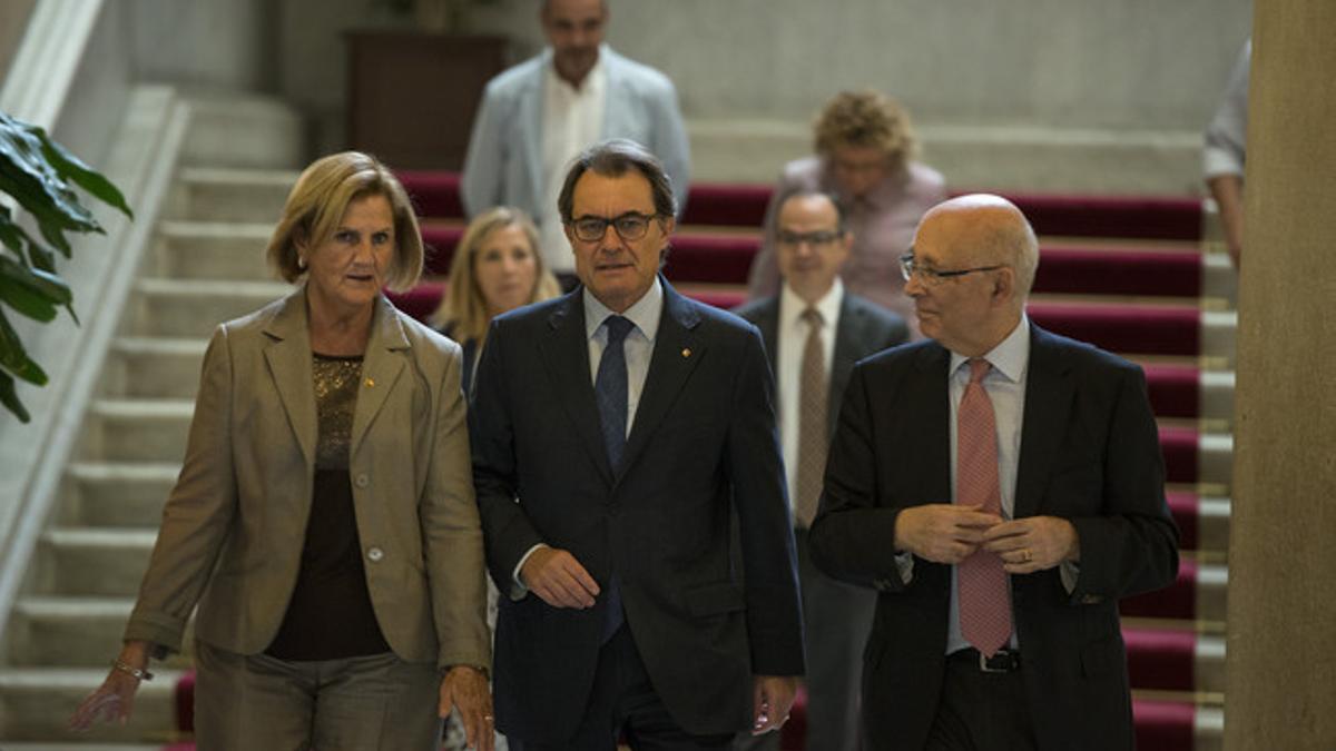 Nuria Gispert, Artur Mas y Joan Rigol se dirigen a la reunión del Pacte Nacional pel Dret a Decidir en el Parlament de Catalunya.