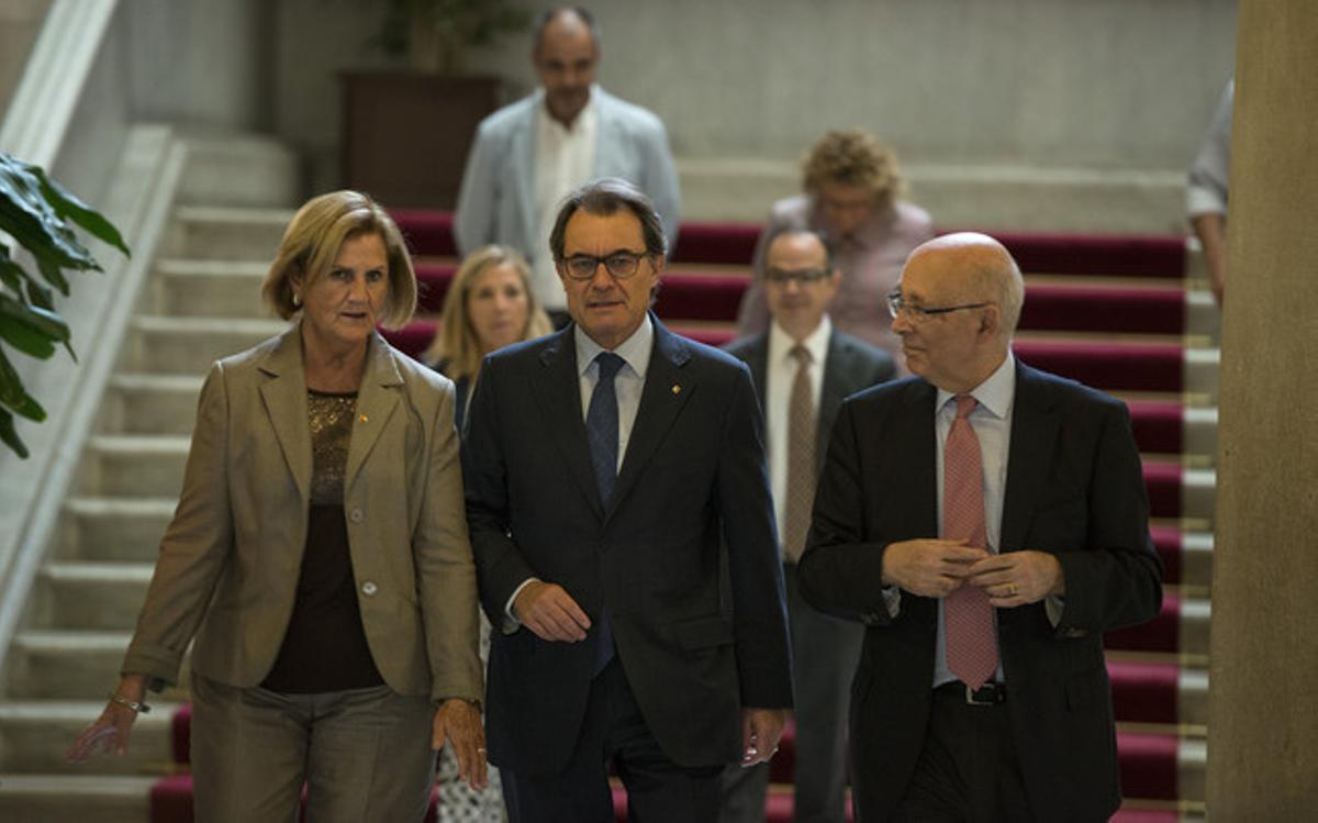 Núria de Gispert, Artur Mas i Joan Rigol es dirigeixen a la reunió del Pacte Nacional pel Dret a Decidir al Parlament de Catalunya. Núria de Gispert, Artur Mas i Joan Rigol es dirigeixen a la reunió del Pacte Nacional pel Dret a Decidir al Parlament de Catalunya.