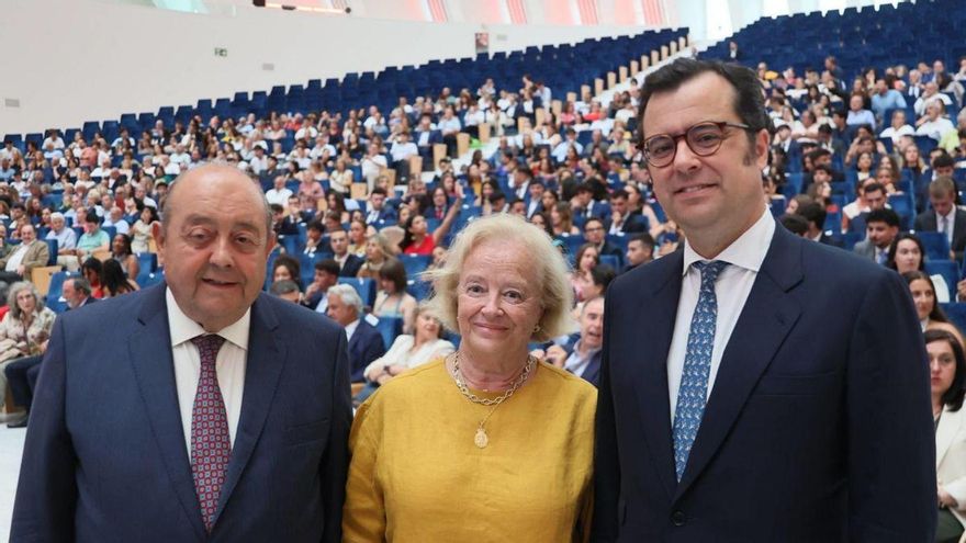 Un ovetense se gradúa en Derecho a los 76 años y es su hijo, vocal del Poder Judicial, quien le entrega la beca de licenciado: &quot;Papá, eres ejemplo de perseverancia&quot;