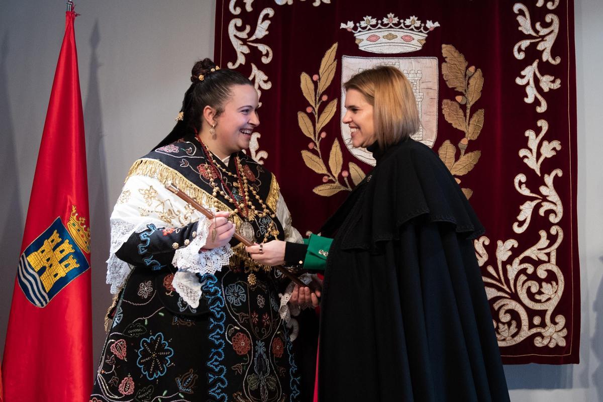 Cesión del bastón de mando del Ayuntamiento durante la ceremonia de Santa Águeda