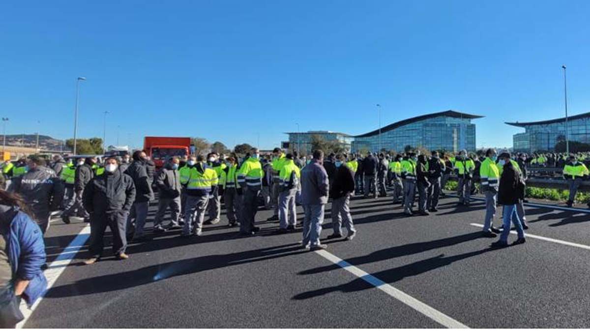 Los trabajadores de Nissan, durante el corte de la Ronda Litoral en la Zona Franca