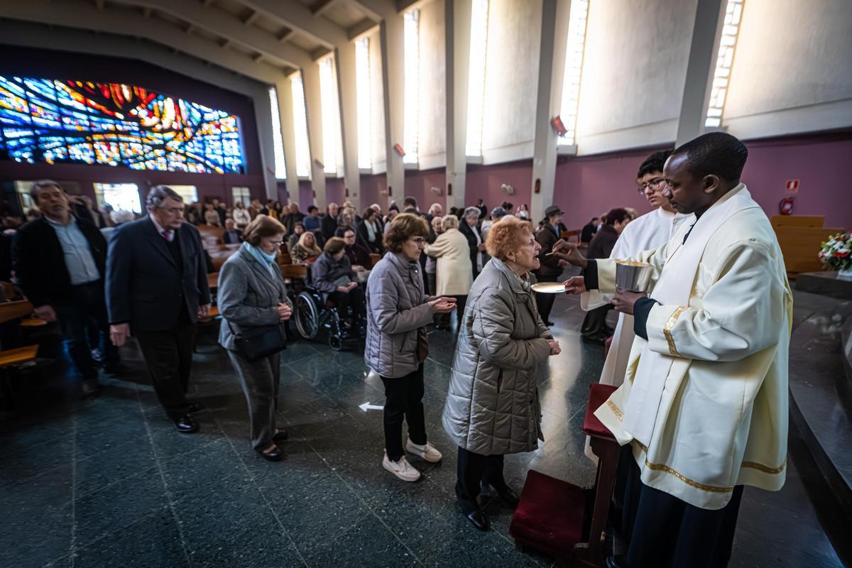 Rezos y protestas para frenar el derribo de una iglesia en Barcelona