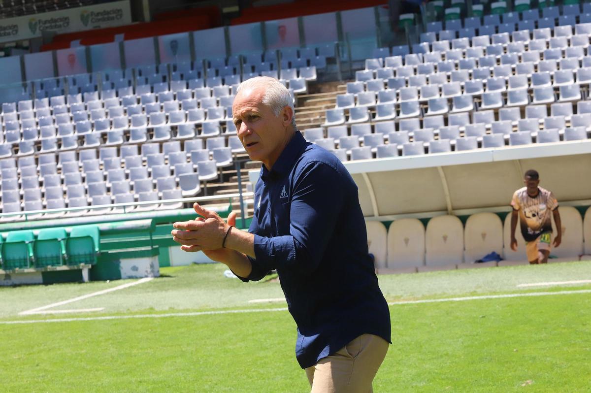 Rafael Falete &quot;Carrillo&quot; arenga a sus pupilos durante el pasado choque ante el Córdoba CF B en El Arcángel.