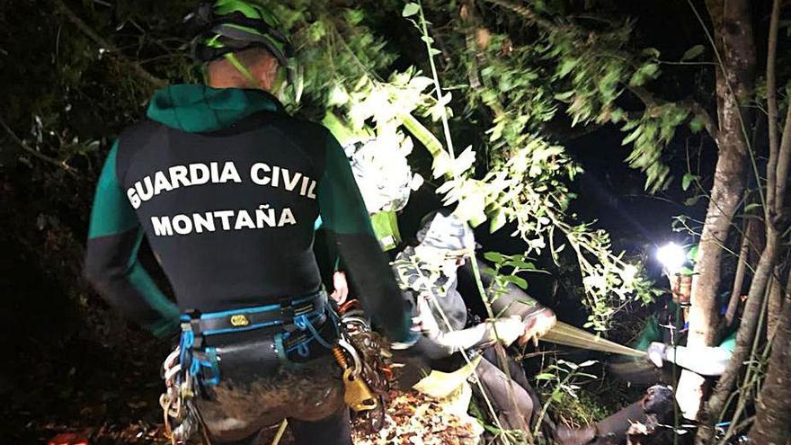 Imágenes del rescate desarrollado la noche del sábado por miembros del GREIM de la Guardia Civil en el barranco de La Gomera. | | E.D.