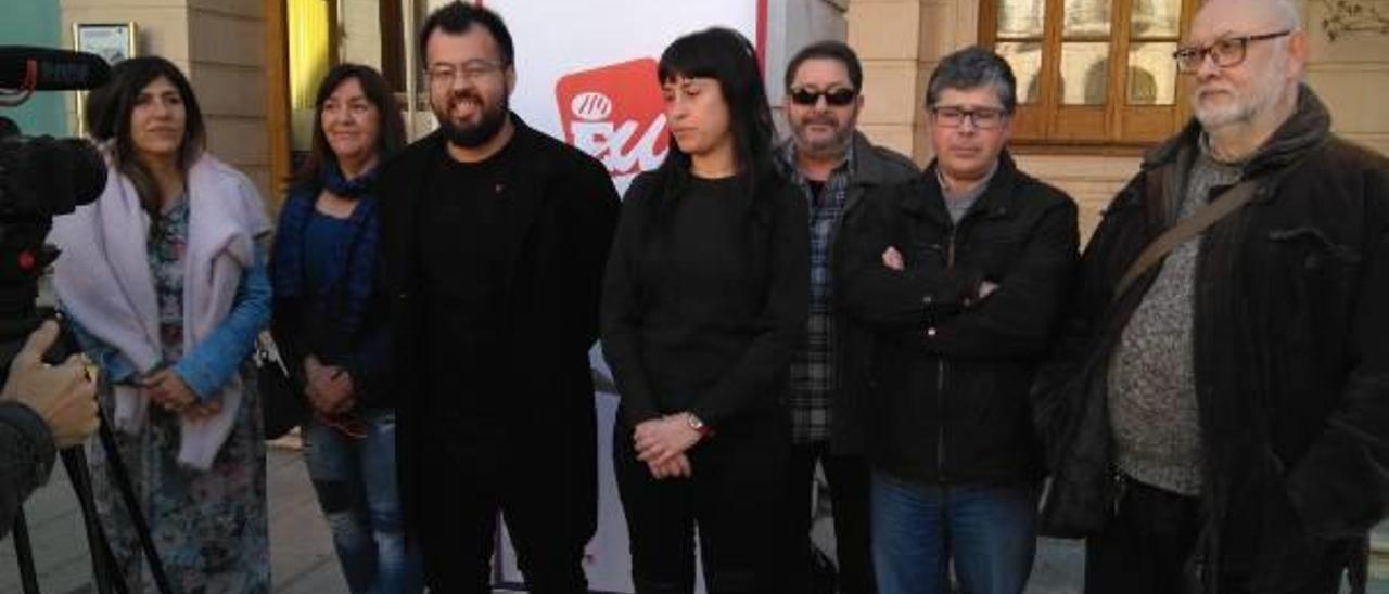 Nahuel González, junto a miembros de EUPV de Gandia, ayer, ante el ayuntamiento.