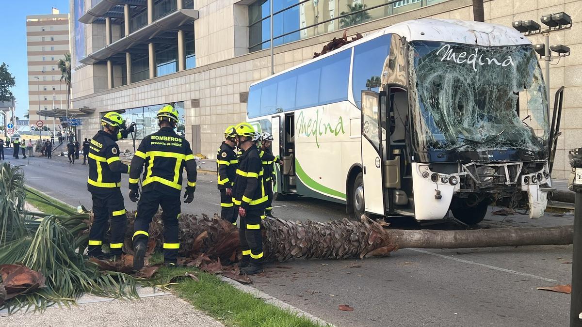 Las imágenes del accidente de autobús en Cádiz que deja tres muertos