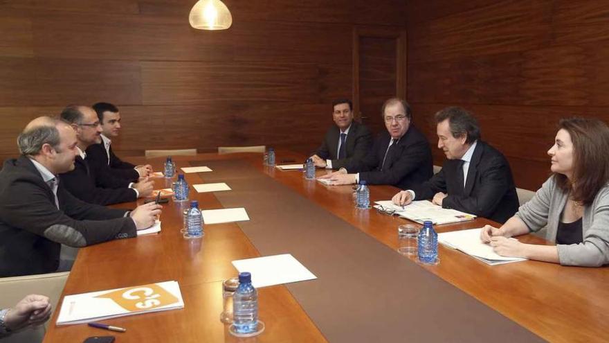 A la izquierda, los representantes de Ciudadanos en la reunión con Herrera (tercero por la derecha).