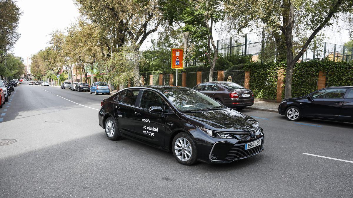 Un vehículo de Cabify circula por València.