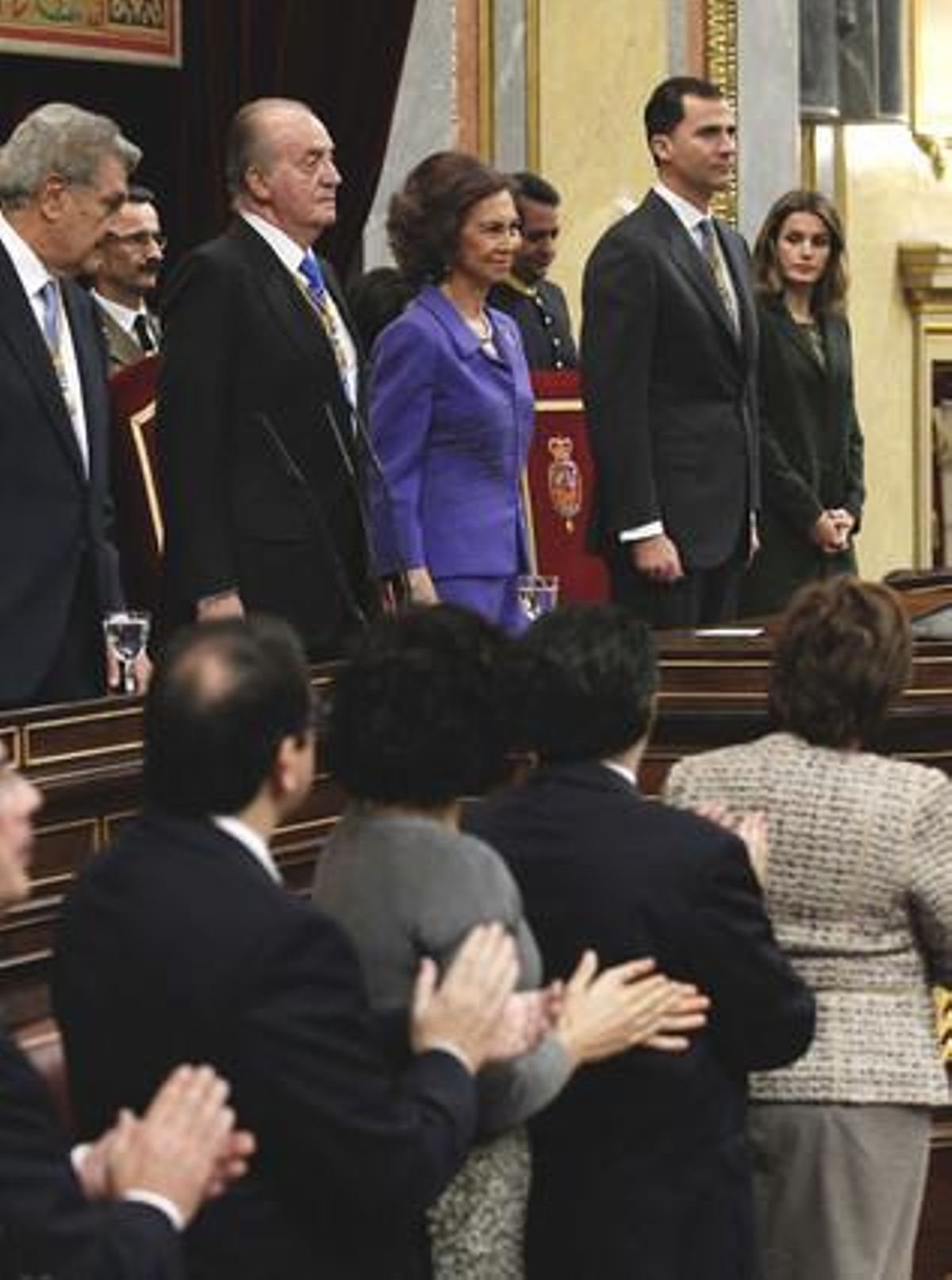 Els Reis i els prínceps d’Astúries han estat rebuts amb un llarg aplaudiment pels diputats i senadors abans d’inaugurar la nova legislatura.