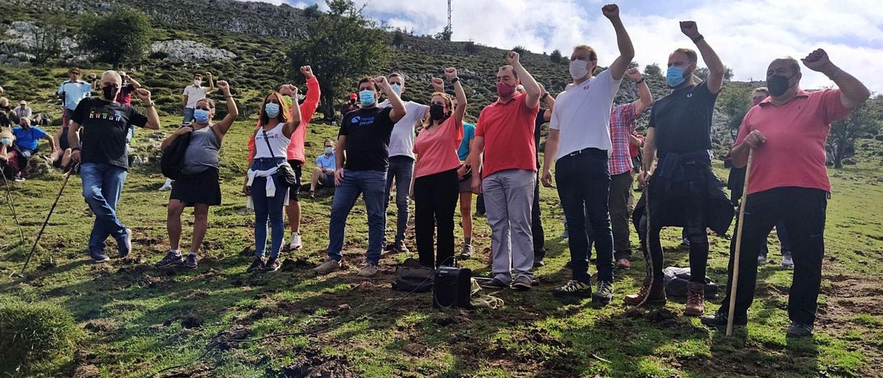 Barbón y Lastra, con asistentes al acto. | M. Á. G.