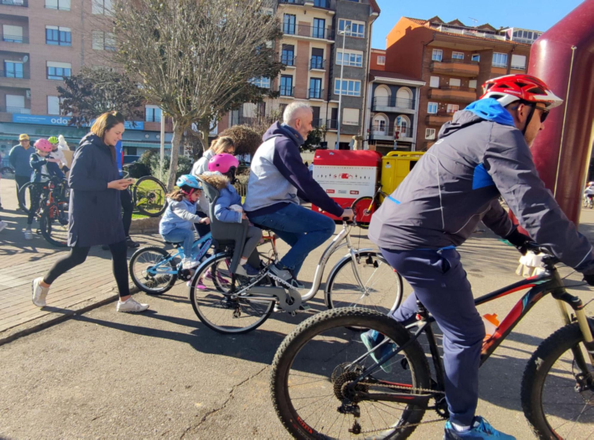 Así de bien lo pasan en la IV Marcha Cicloturista, del colegio San Vicente de Paúl de Benavente