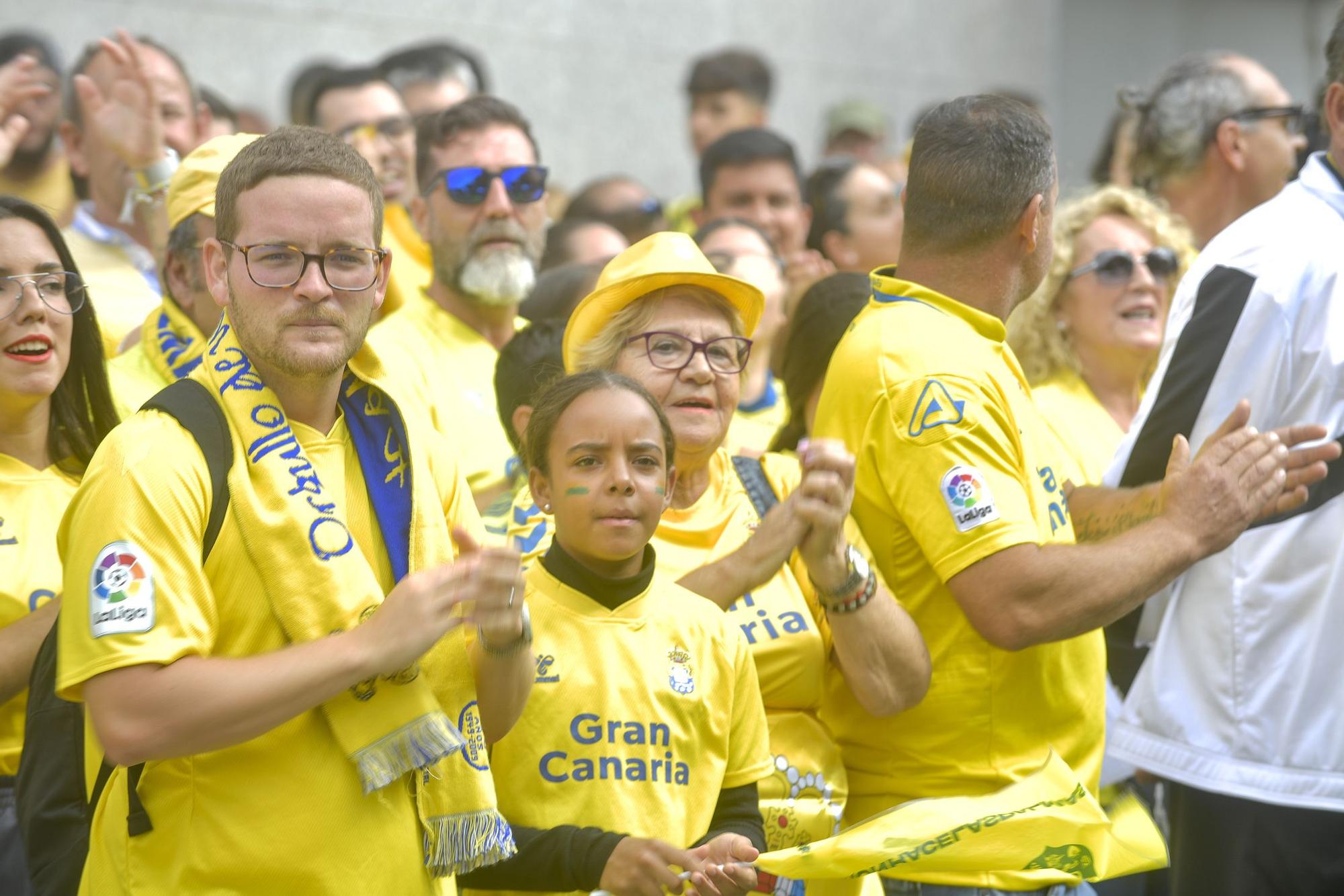 La afición recibe a la guagua de la UD Las Palmas en Fondos de Segura