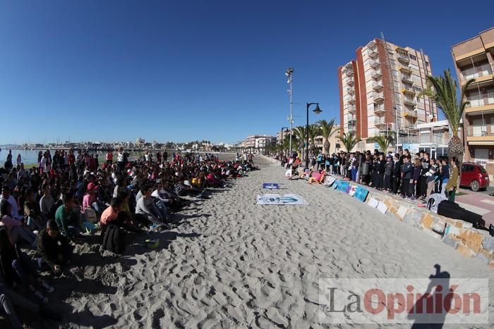 Un 'SOS' gigante para el Mar Menor formado por escolares en Villananitos