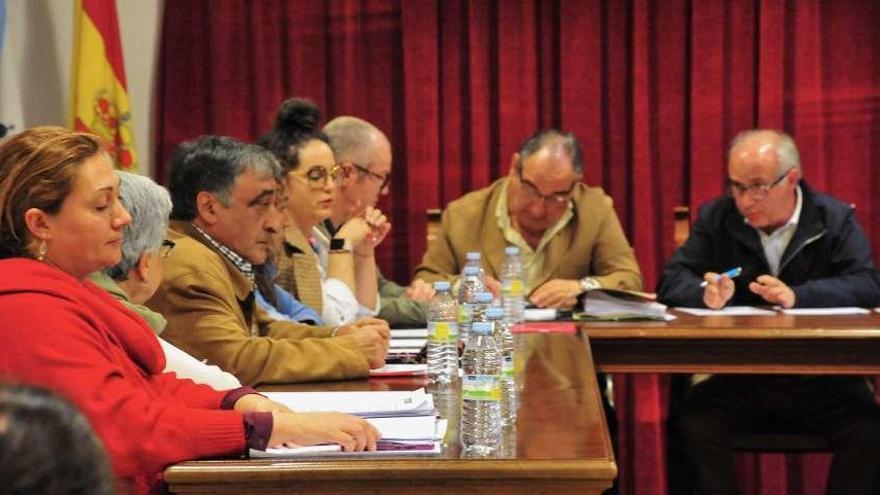 Pleno municipal en el que, ayer, se aprobó un reconocimiento extrajudicial de crédito. // I.A.