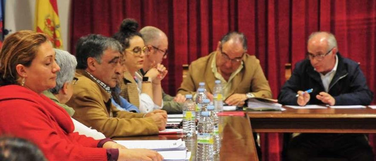 Pleno municipal en el que, ayer, se aprobó un reconocimiento extrajudicial de crédito. // I.A.