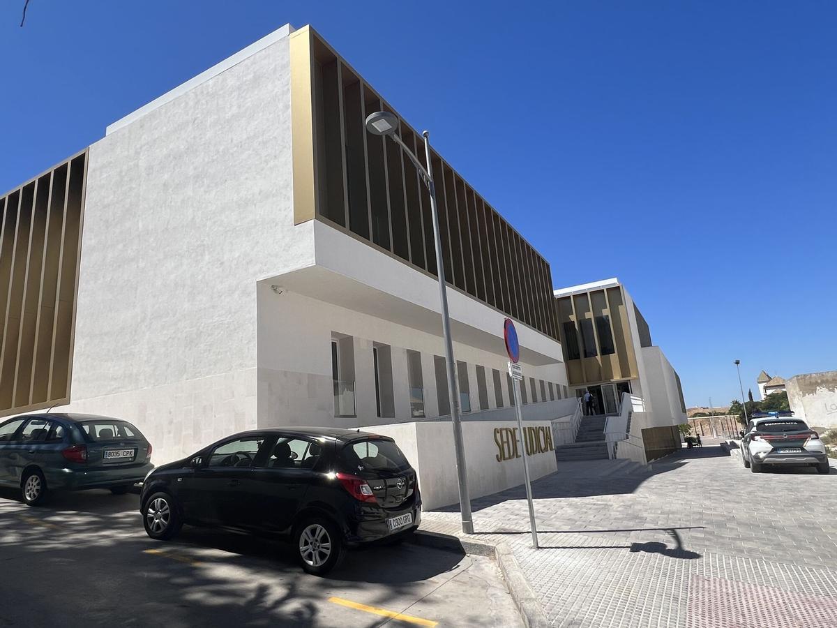 Exterior de la sede judicial de Lucena.