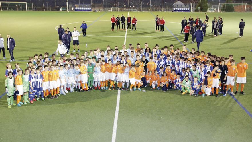 Jugadores de Celta, Deportivo y Oporto, juntos tras los partidos amistosos disputados en A Madroa. // FDV