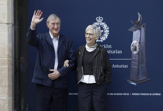 El escritor Julian Barnes y los científicos Pascal Mayer, sir Shankar Balasubramanian y sir David Klenerman llegan a Oviedo al ritmo de la gaita
