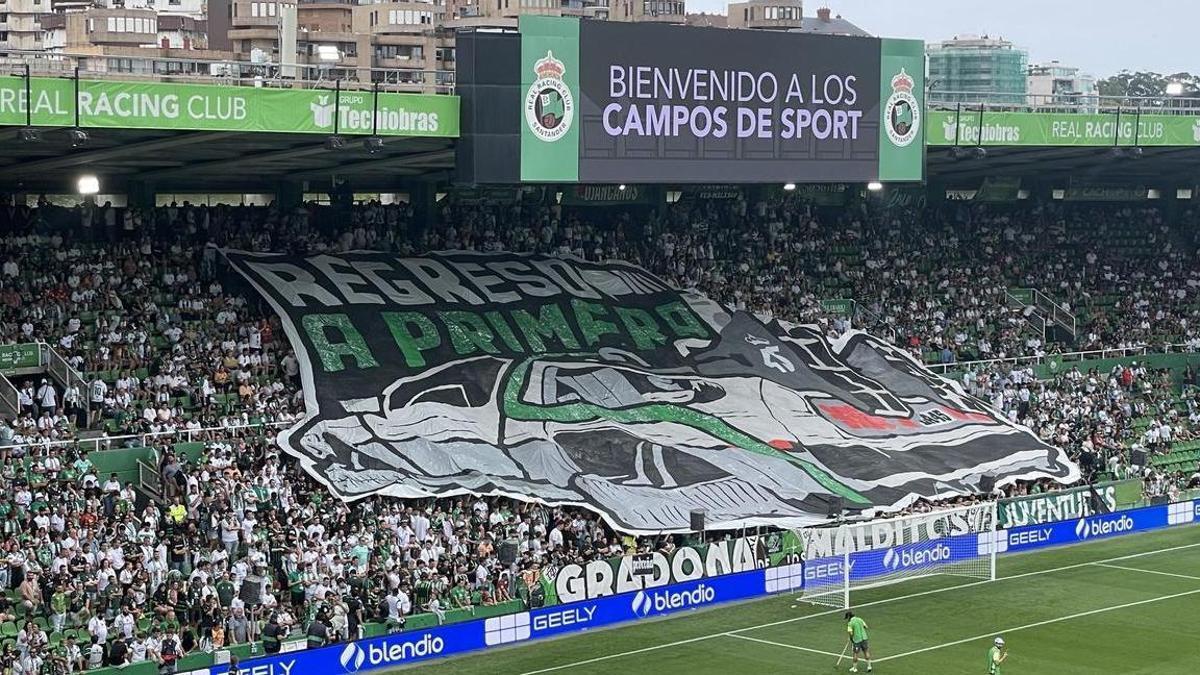 Vídeo: Así ha sido la espectacular salida al campo de los jugadores de Racing de Santander y Villarreal