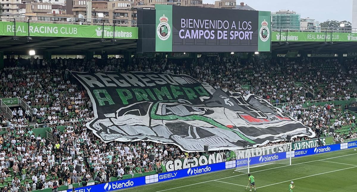 La espectacular salida al campo de los jugadores de Racing de Santander y Villarreal en El Sardinero.