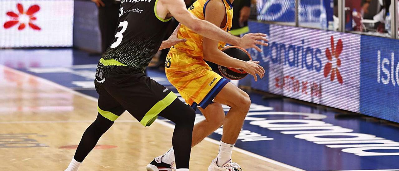 Fabio Santana, presionado por Urtasun en el encuentro que el Granca disputó con el Fuenlabrada en el Arena. | | ACB PHOTO /M. HENRÍQUEZ
