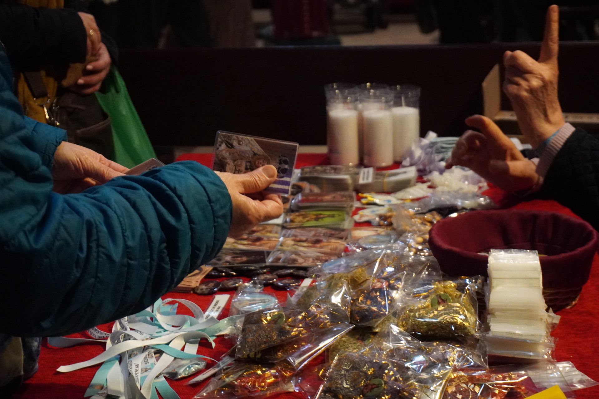 Los fieles acuden al besamanos de la Virgen de los Remedios