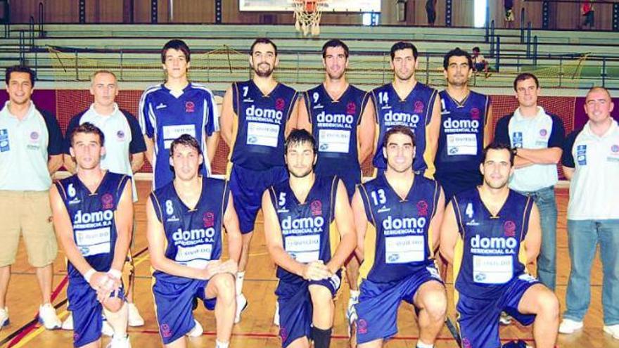 La plantilla del Domo Residencial Oviedo, con el cuerpo técnico, posando al inicio de la temporada en el polideportivo Luis Riera Posada de Pumarín.