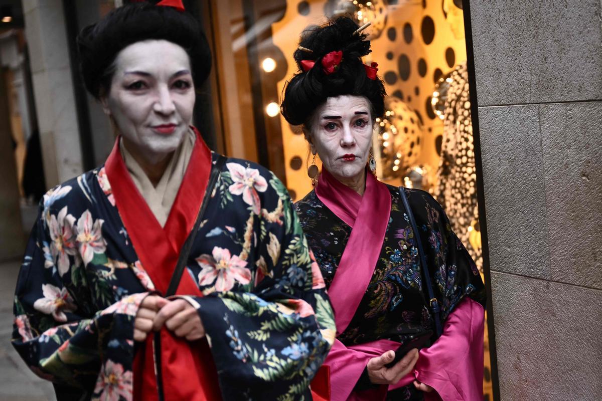 Trajes tradicionales desfilan durante el carnaval de Venecia